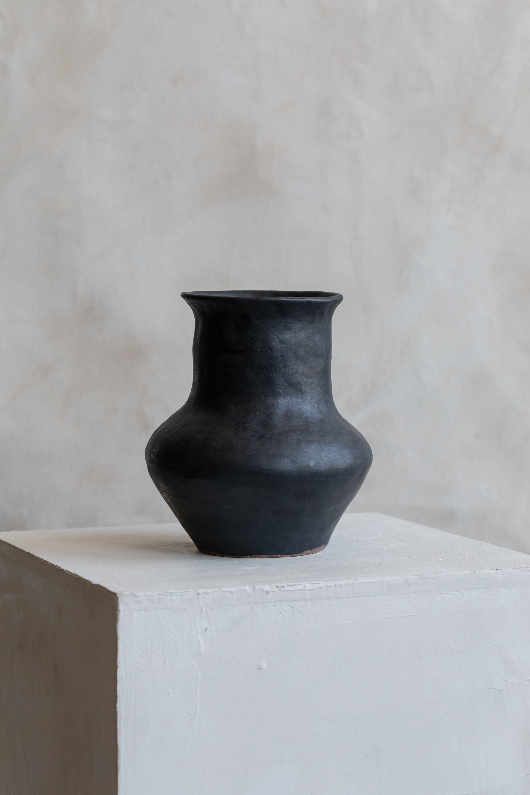 Carma_Ferrier_Medium_Vase_02_Black-2.jpg