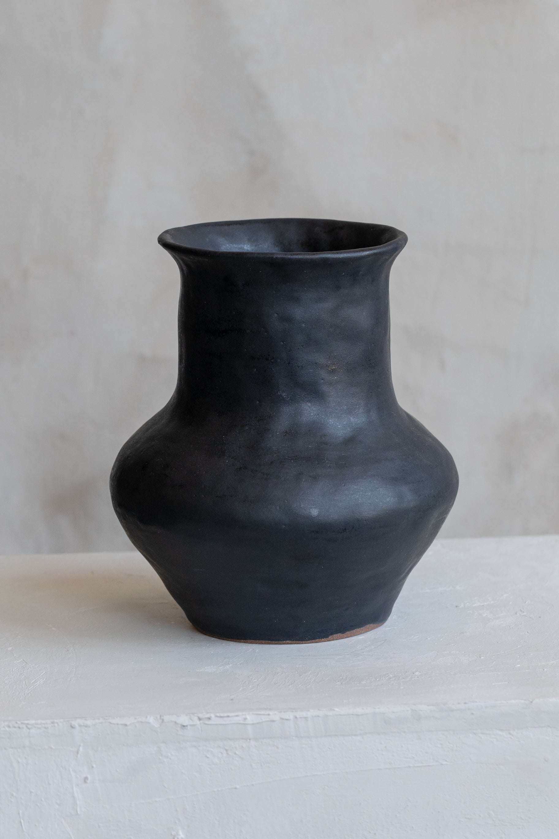 Carma_Ferrier_Medium_Vase_02_Black.jpg