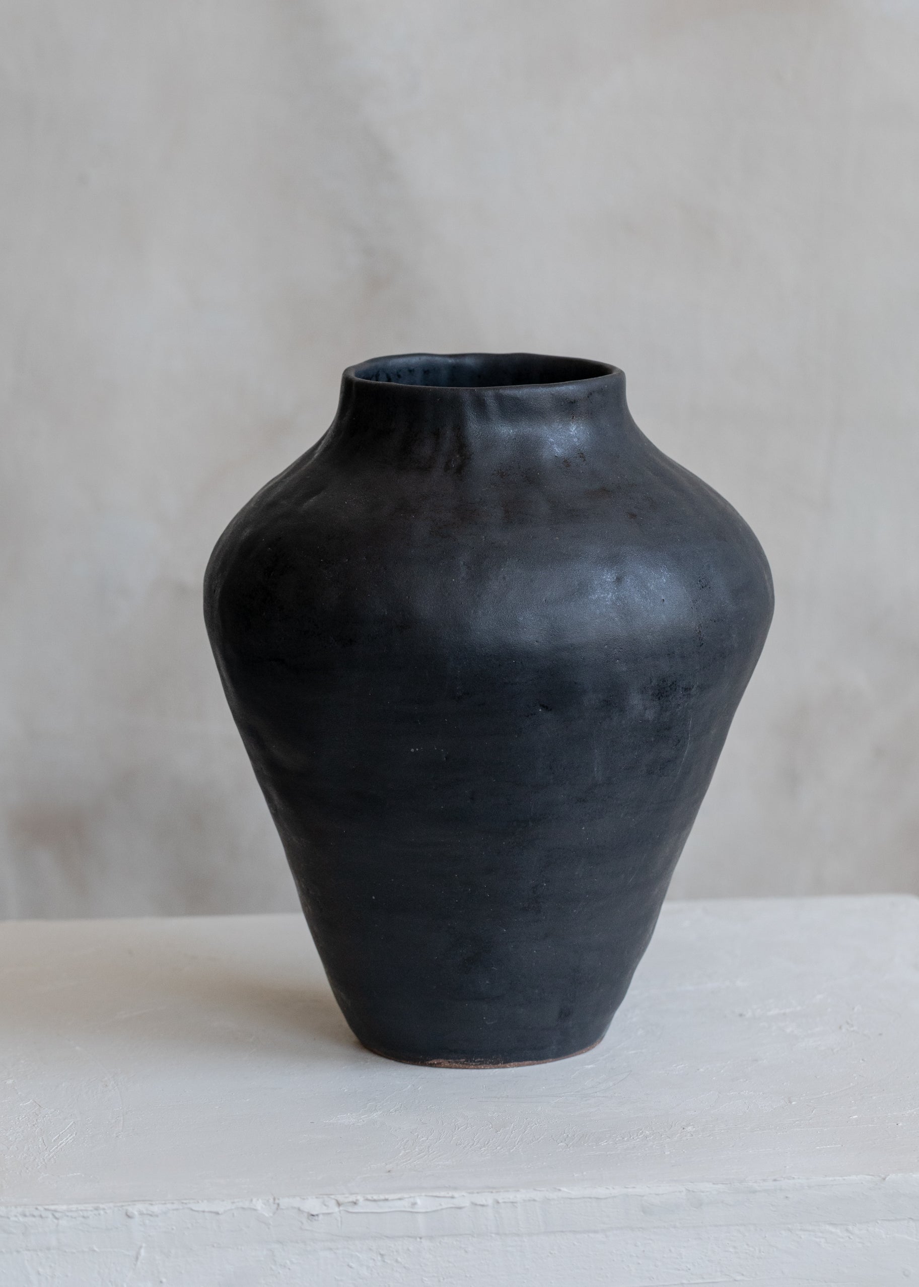 Carma_Ferrier_Medium_Vase_03_Black-2.jpg