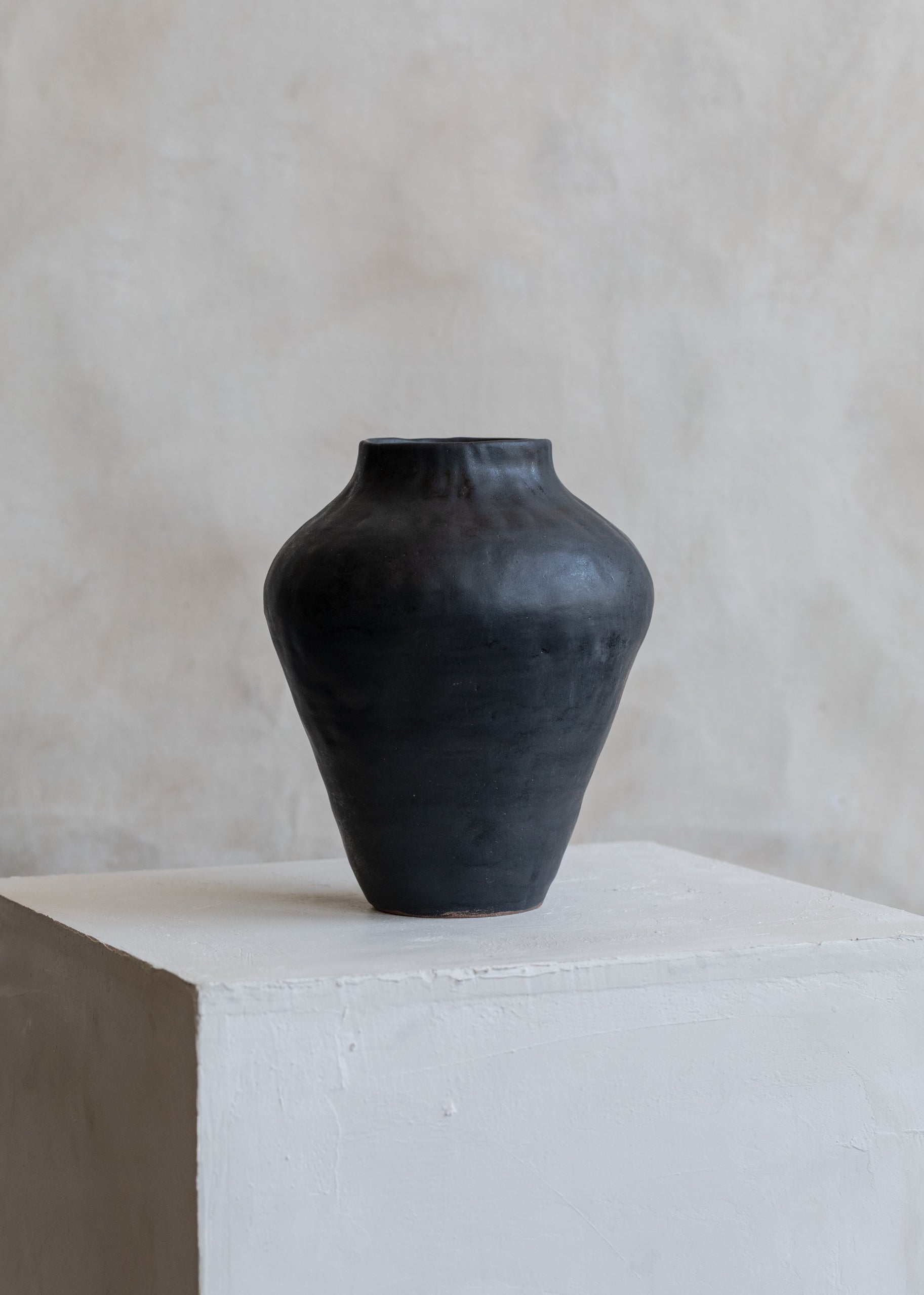 Carma_Ferrier_Medium_Vase_03_Black.jpg