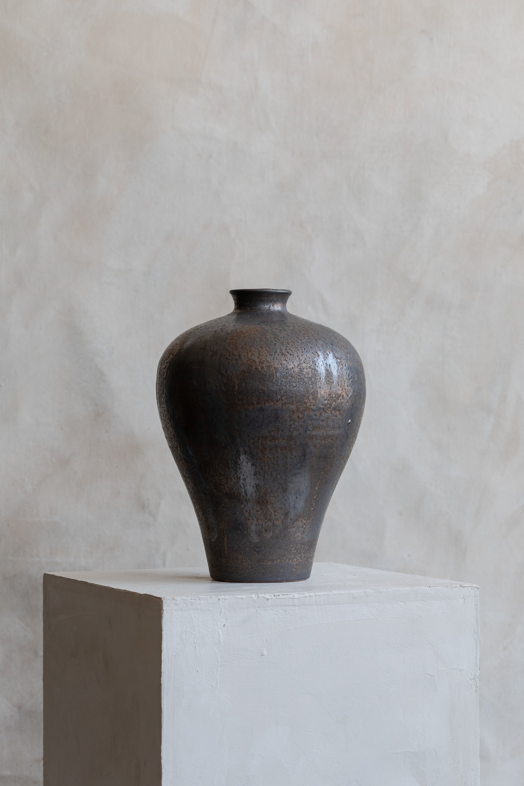 Wabi_Sabi_Large_Vase_001_Black_Gold-2.jpg