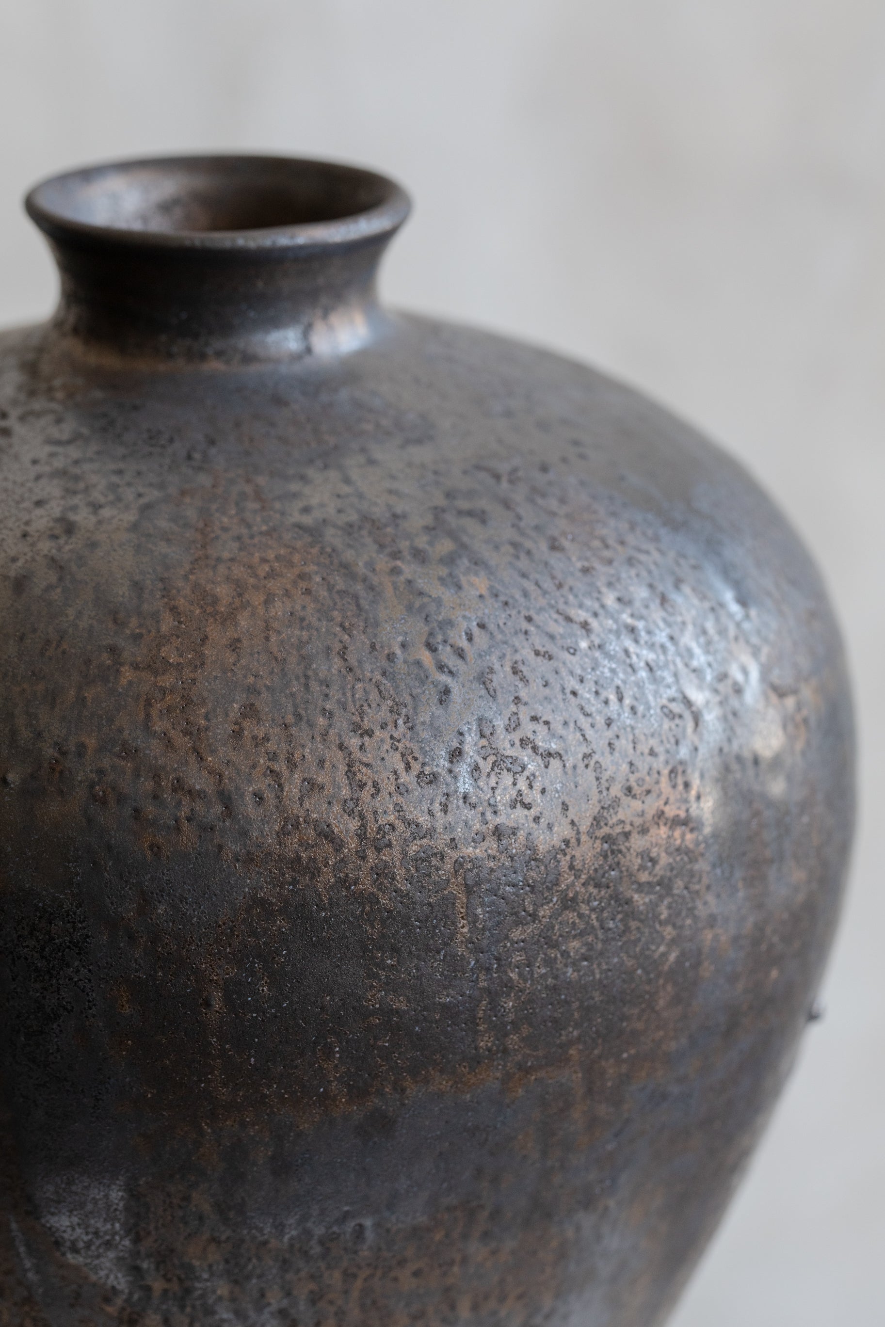 Wabi_Sabi_Large_Vase_001_Black_Gold.jpg