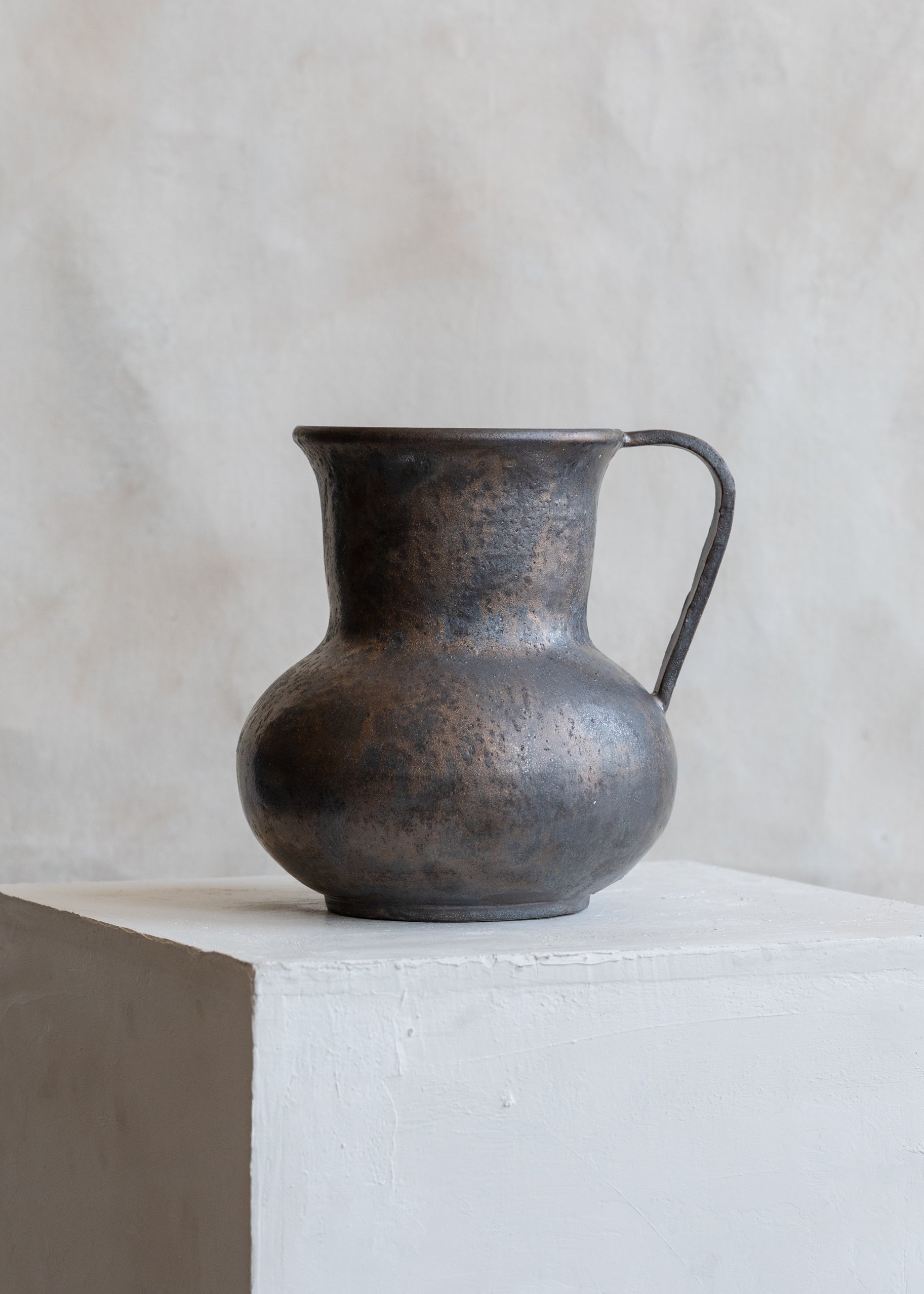 Wabi_Sabi_Large_Vase_004_Black_Gold-2.jpg