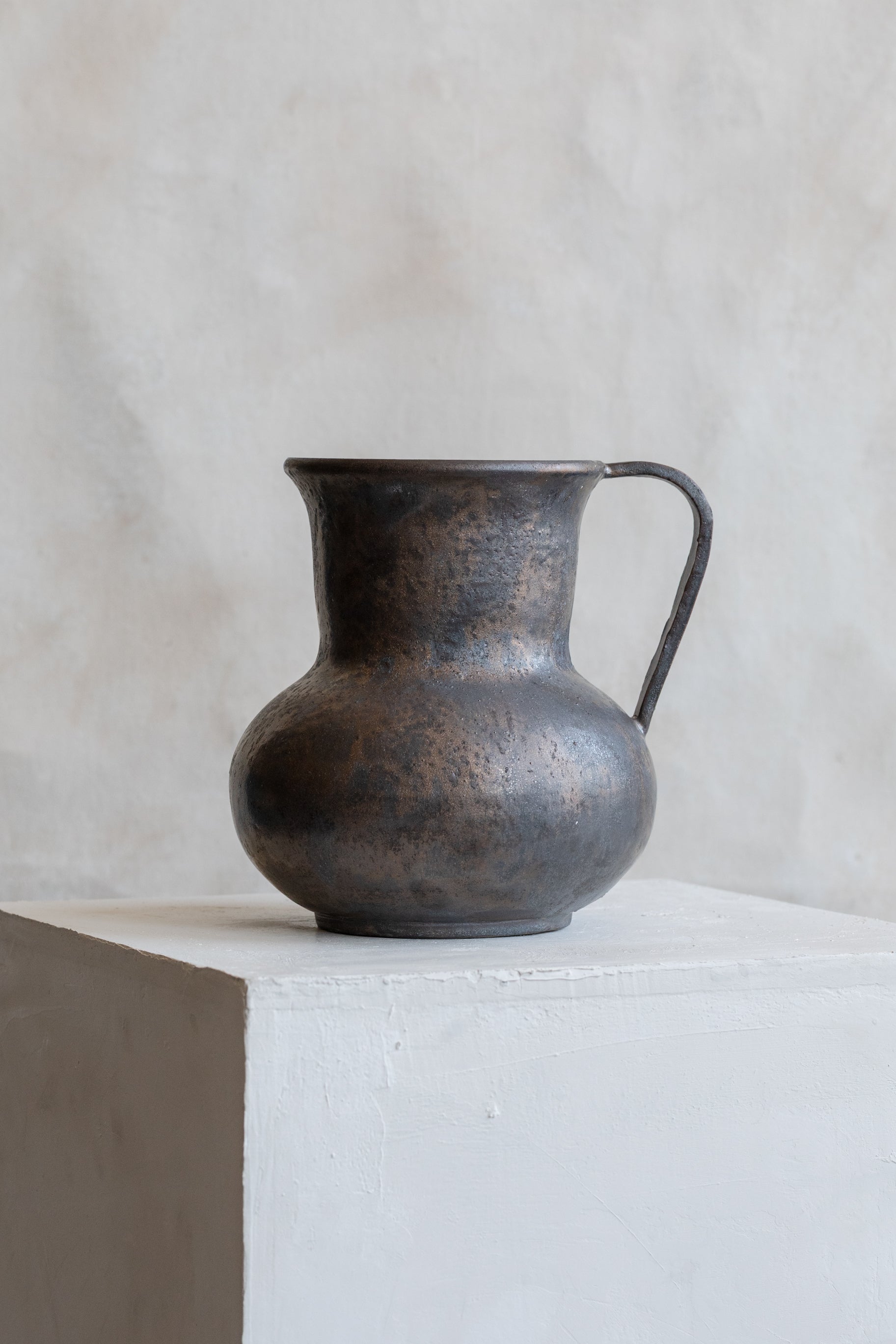 Wabi_Sabi_Large_Vase_004_Black_Gold-2.jpg