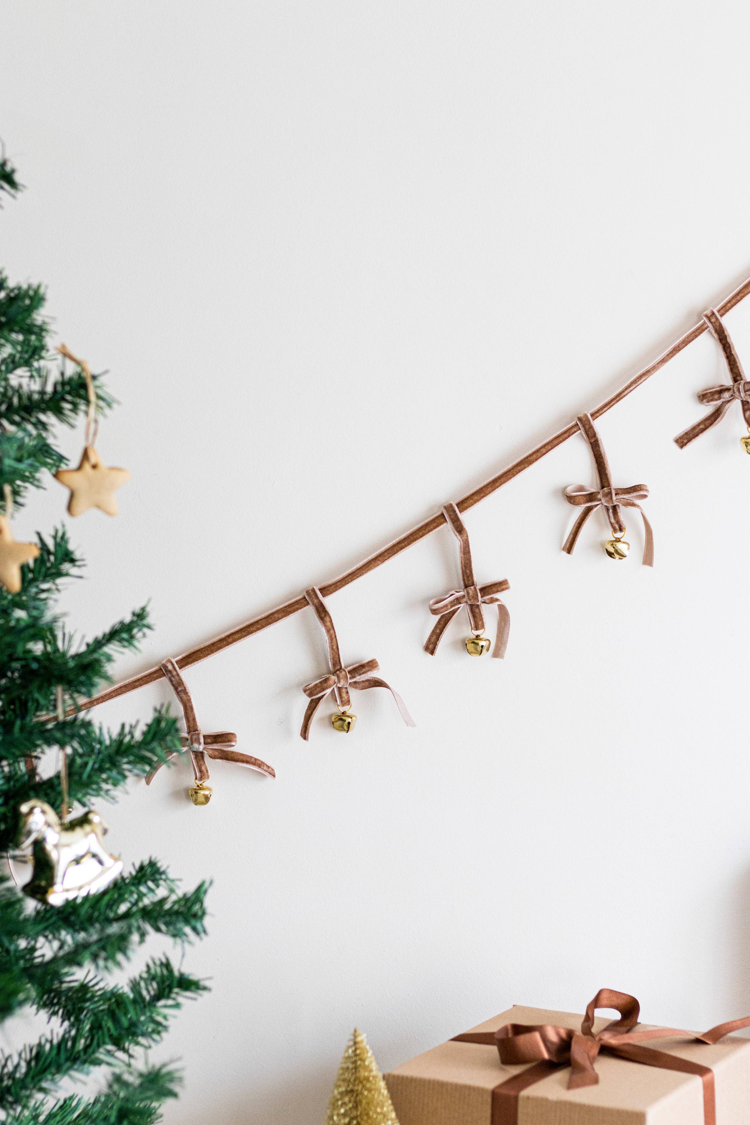 Velvet Chain Ribbon Bells Garland in Brown