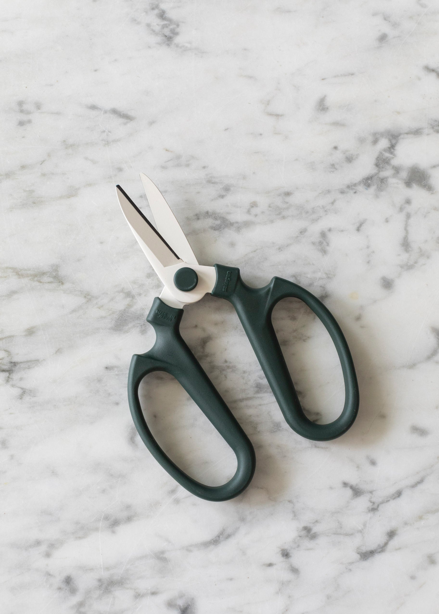 green_garden_scissors-2.jpg