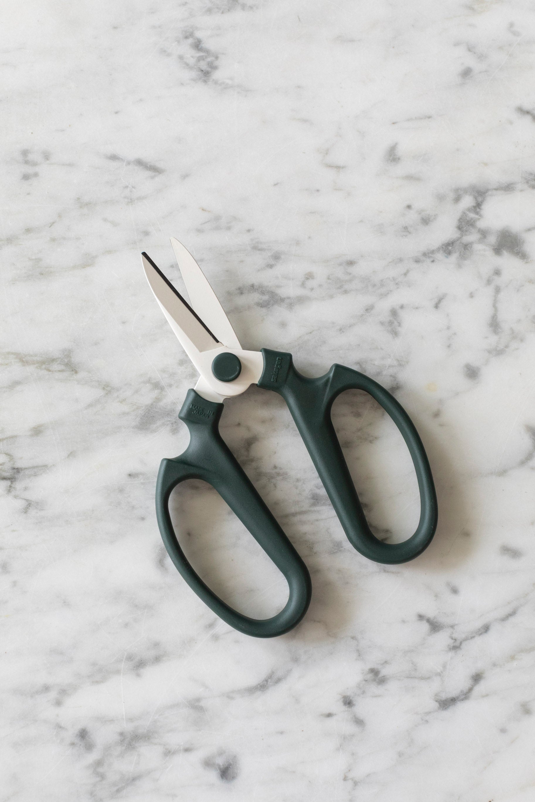 Niwaki Sakagen Flower Scissors in Moss Green