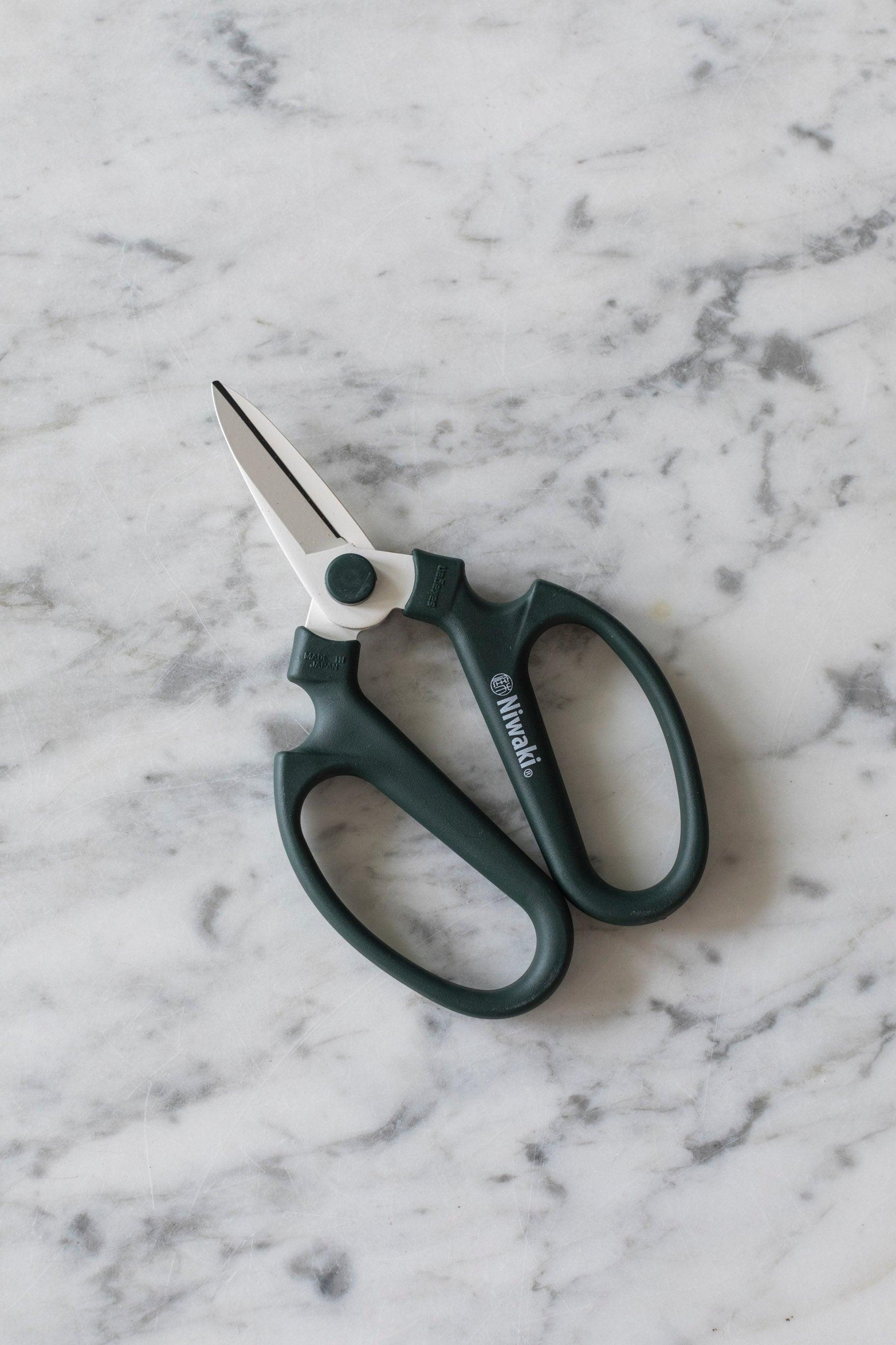 Niwaki Sakagen Flower Scissors in Moss Green