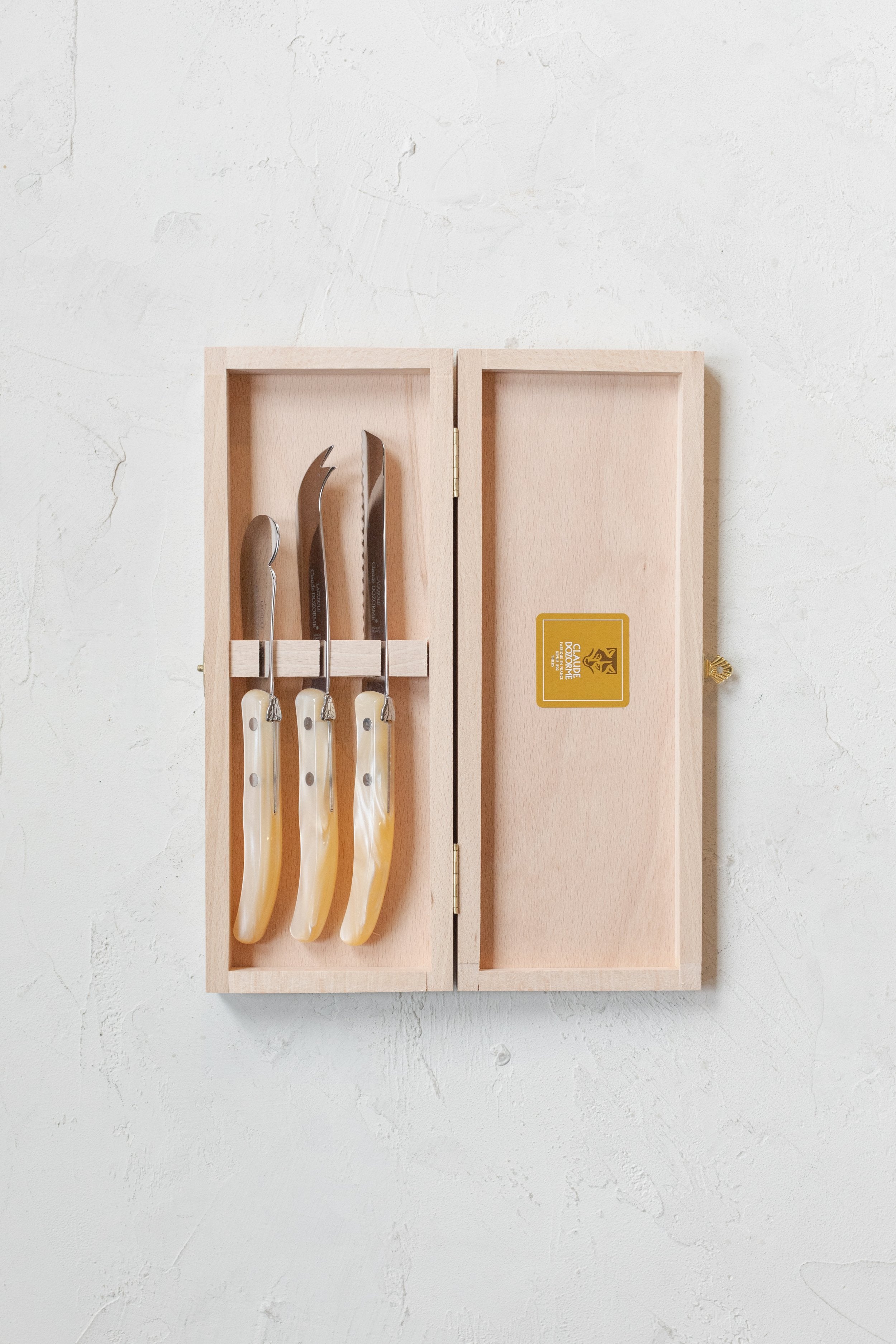 Claude Dozorme Laguiole Cheese Knives Pearl Set – Hoppe Shoppe