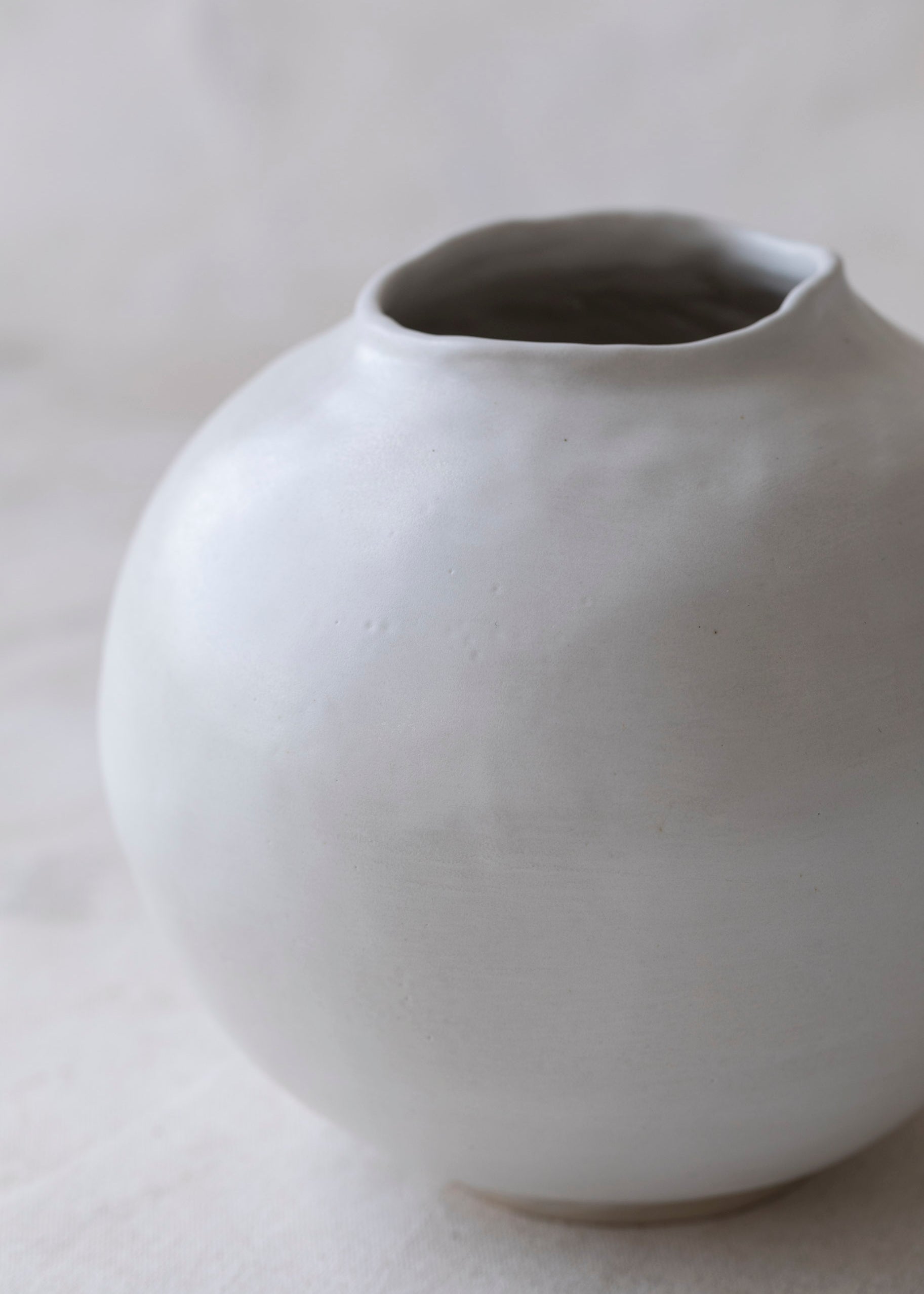 m_moon_vase-2.jpg