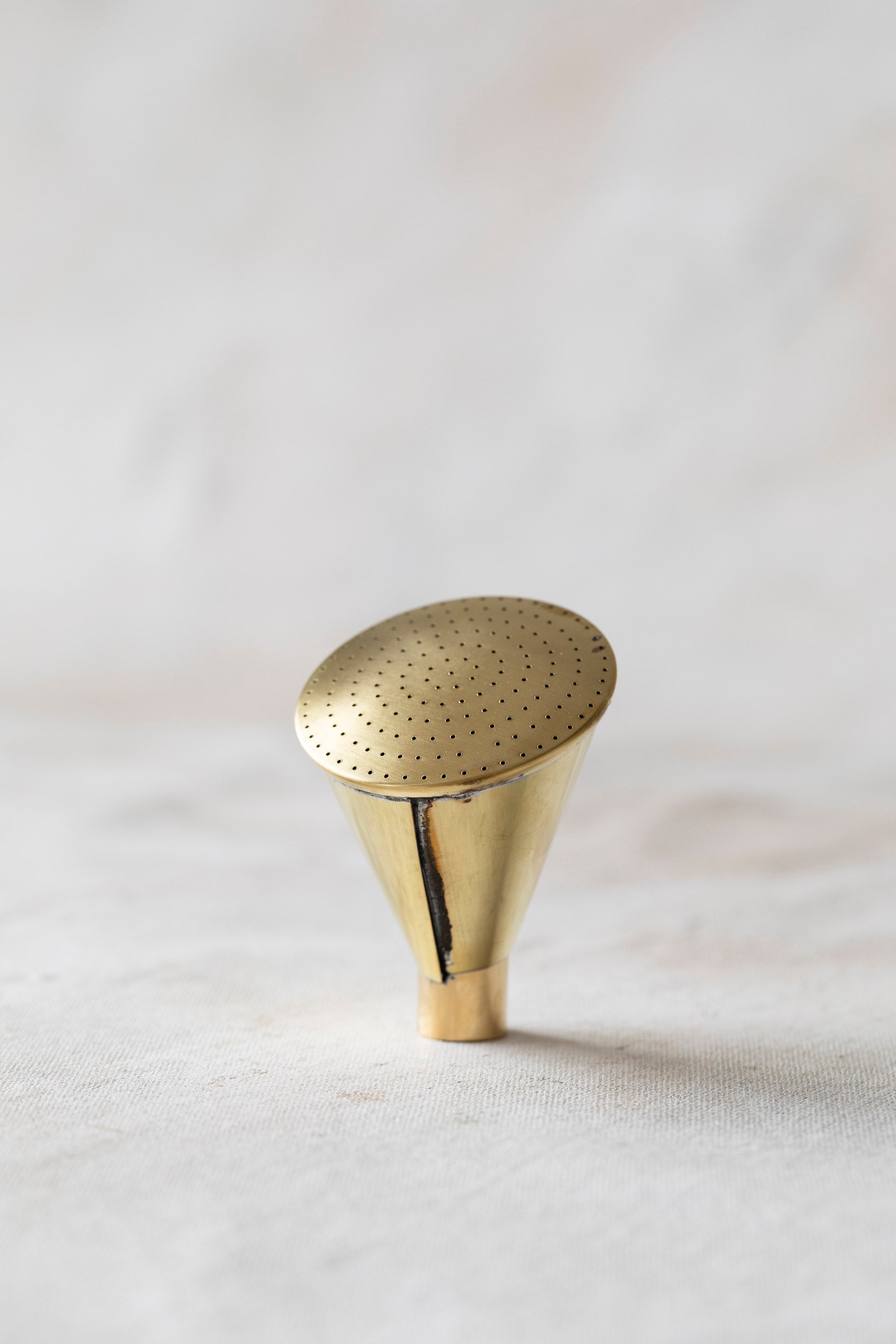 Round Brass Rose - Fine Spray