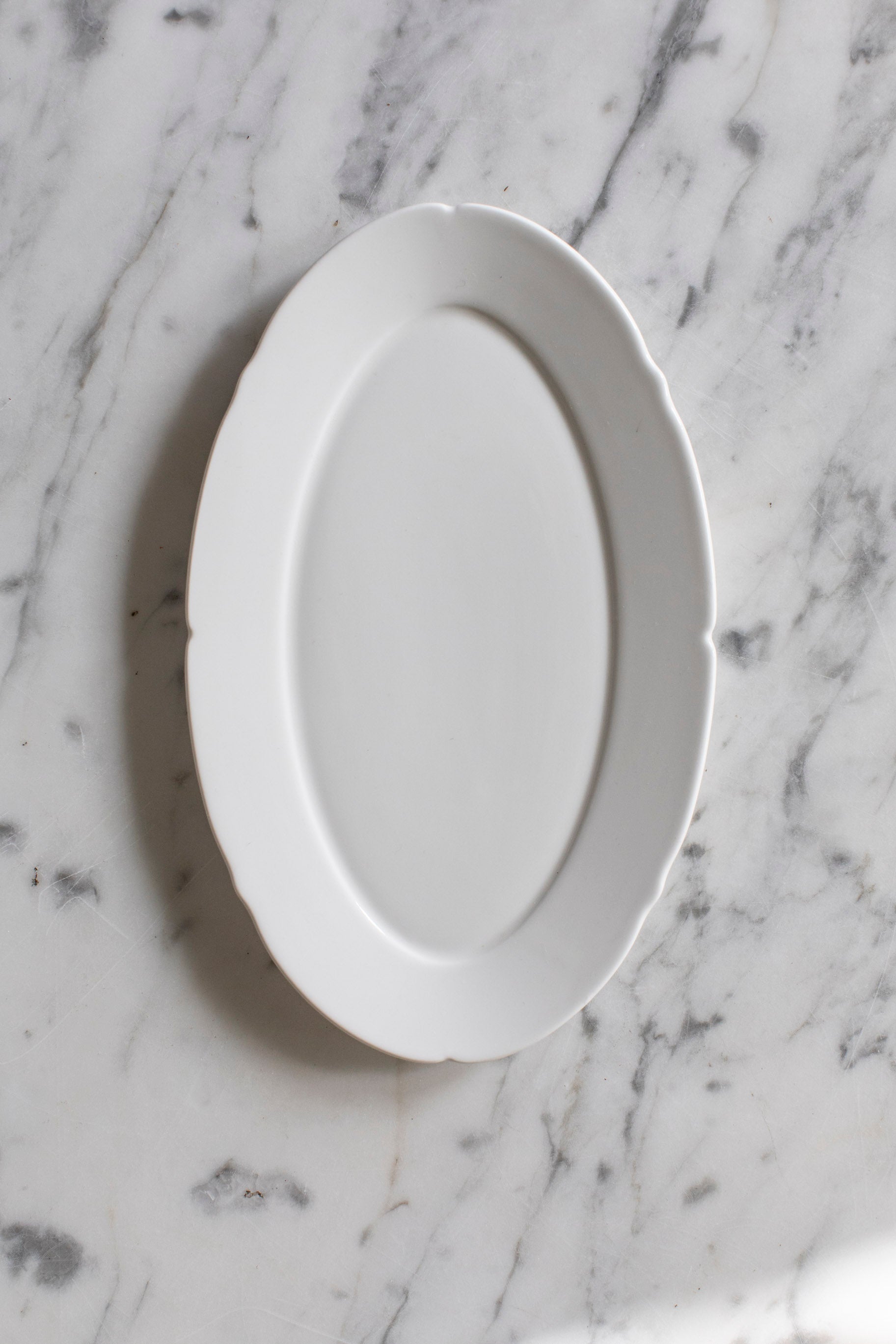 Silhouette White Oval Plate