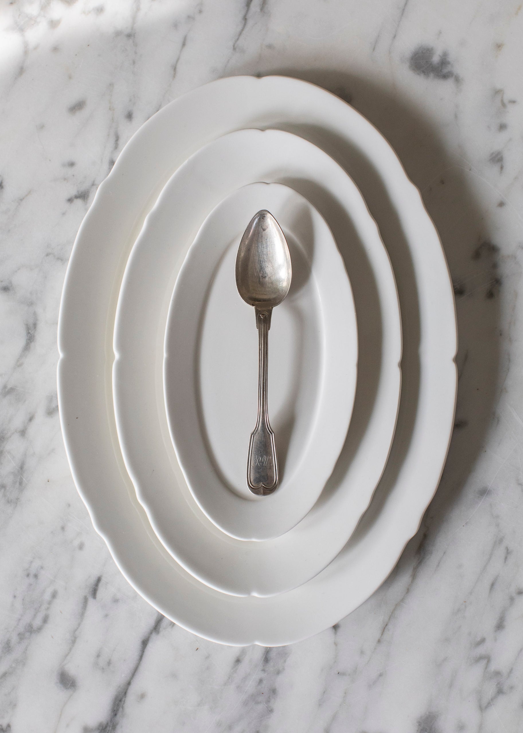 sergio_herman_silhouette_white_oval_plates.jpg