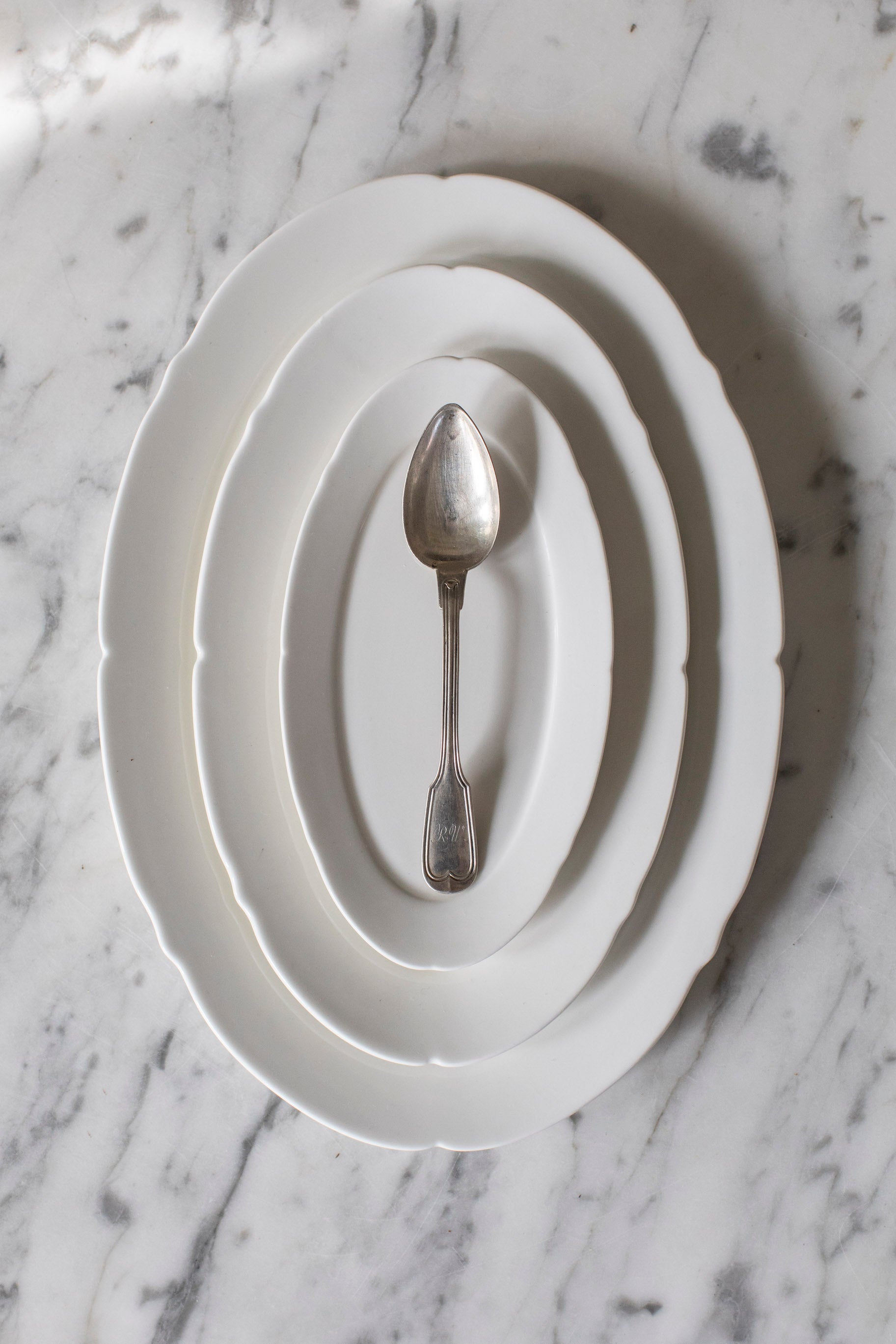 Silhouette White Oval Plate