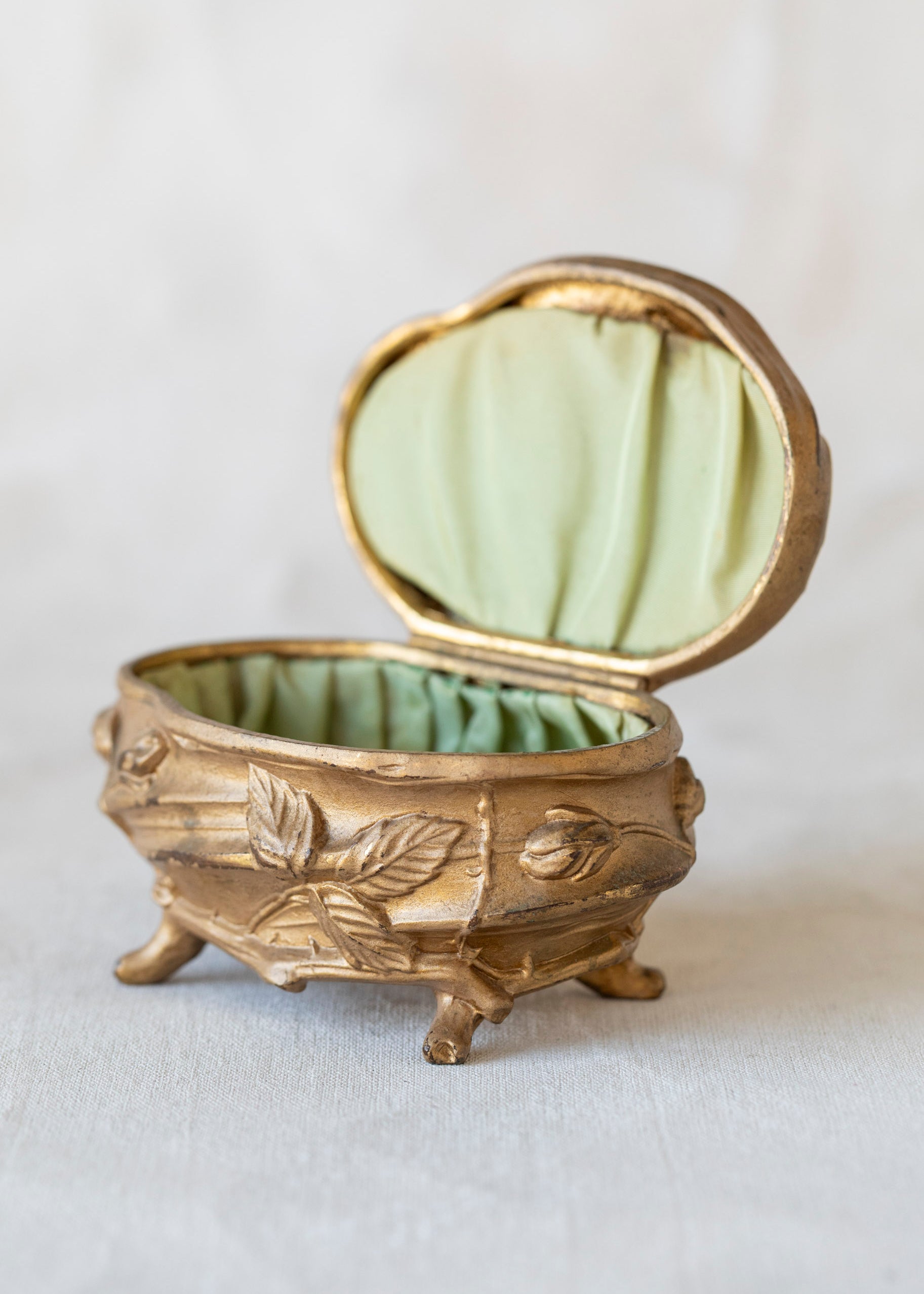 vintage_oval_gold_jewelry_box-3.jpg