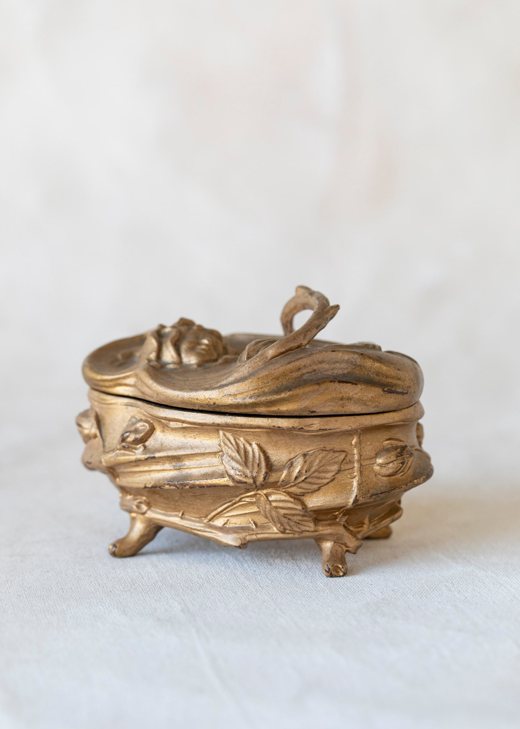 vintage_oval_gold_jewelry_box-4.jpg