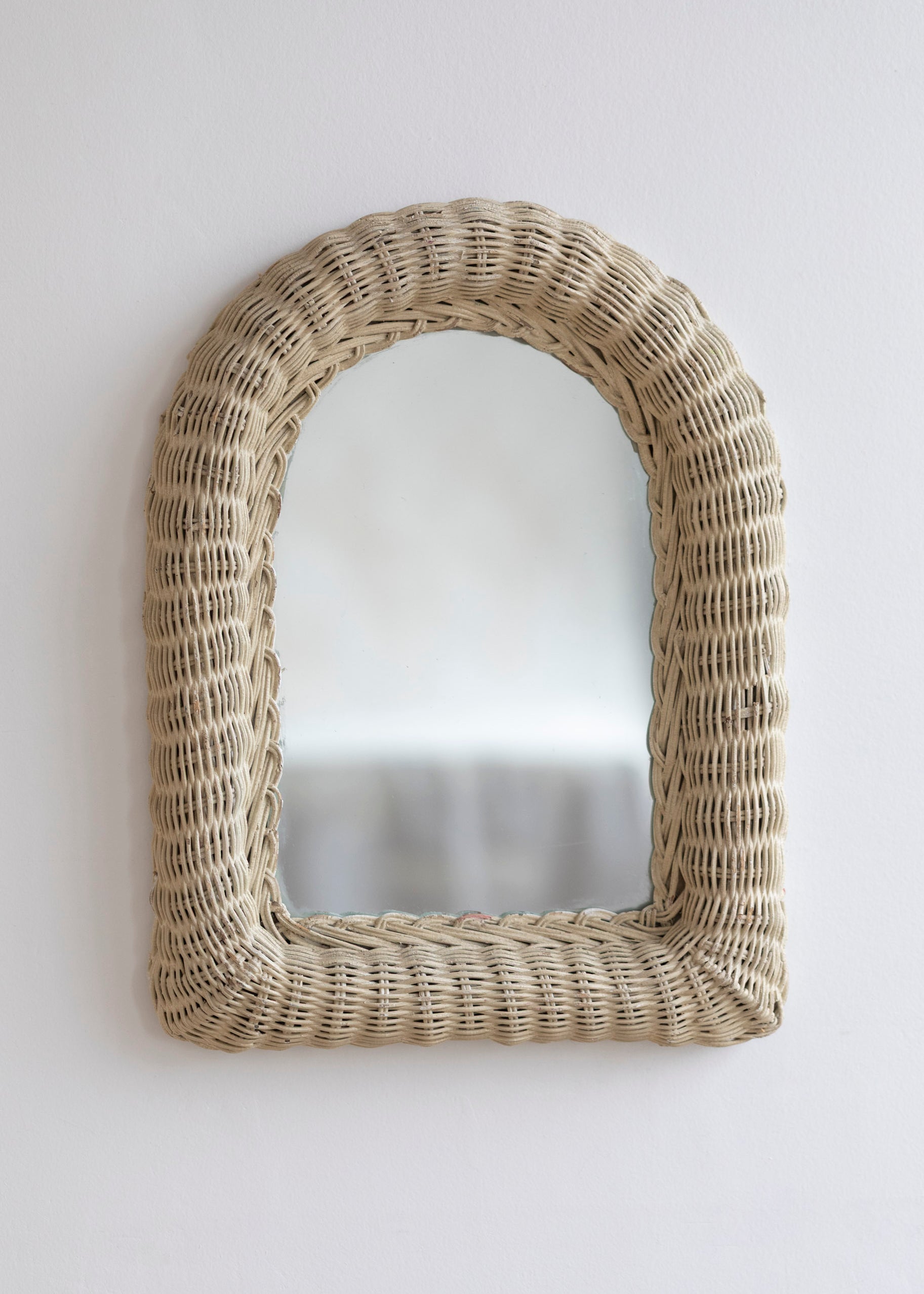 vintage_rattan_mirror-2_38bb7886-7ae4-46ff-ba86-3a4240e0450e.jpg