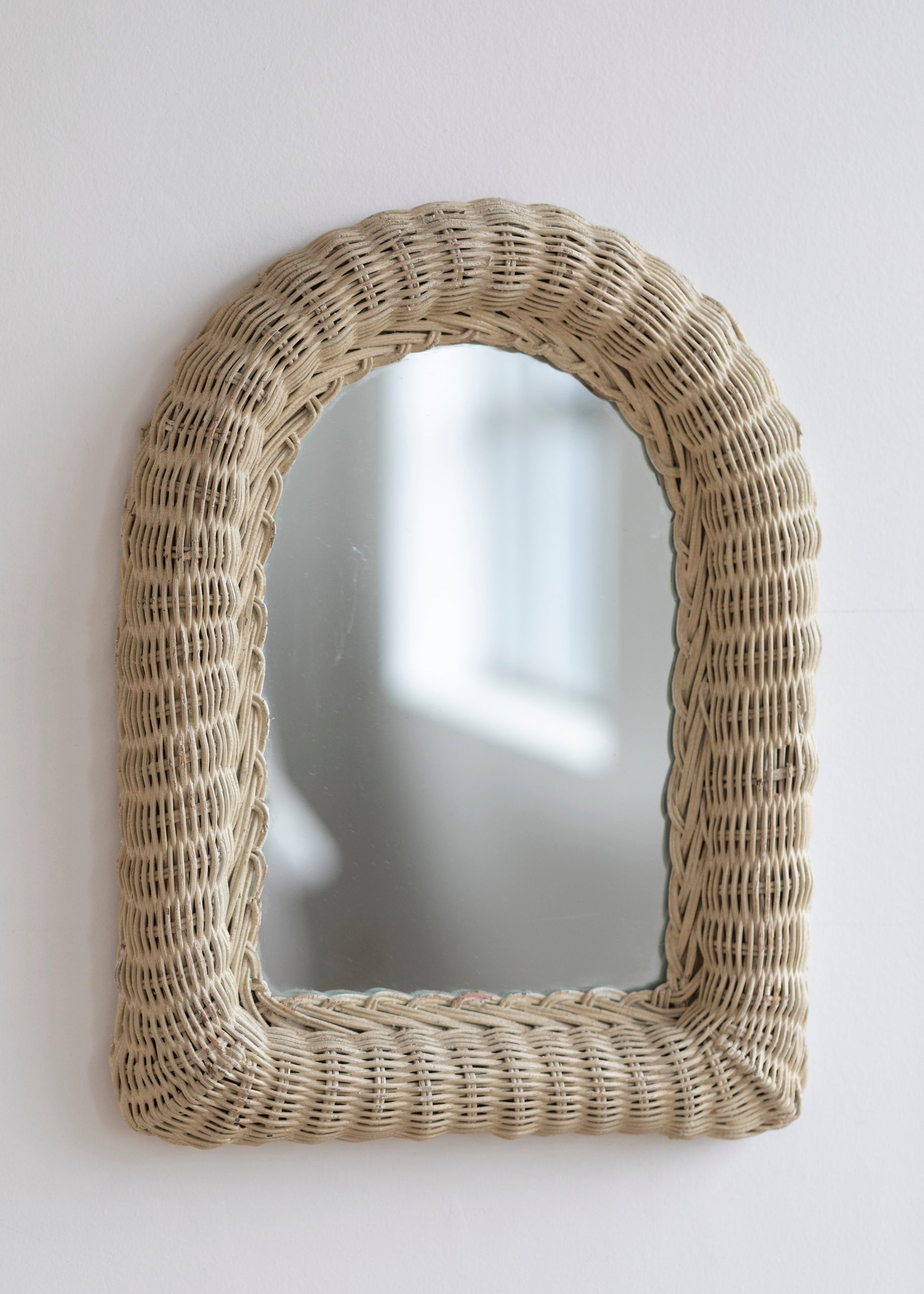 vintage_rattan_mirror_320d23ab-215b-41df-976f-849267f0fc2d.jpg
