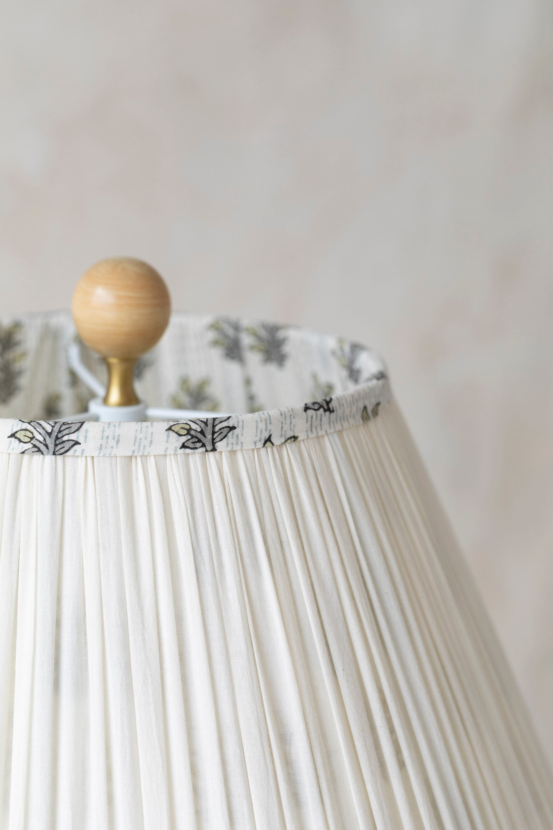 Vintage Ceramic Lamp with Filling Spaces Shade