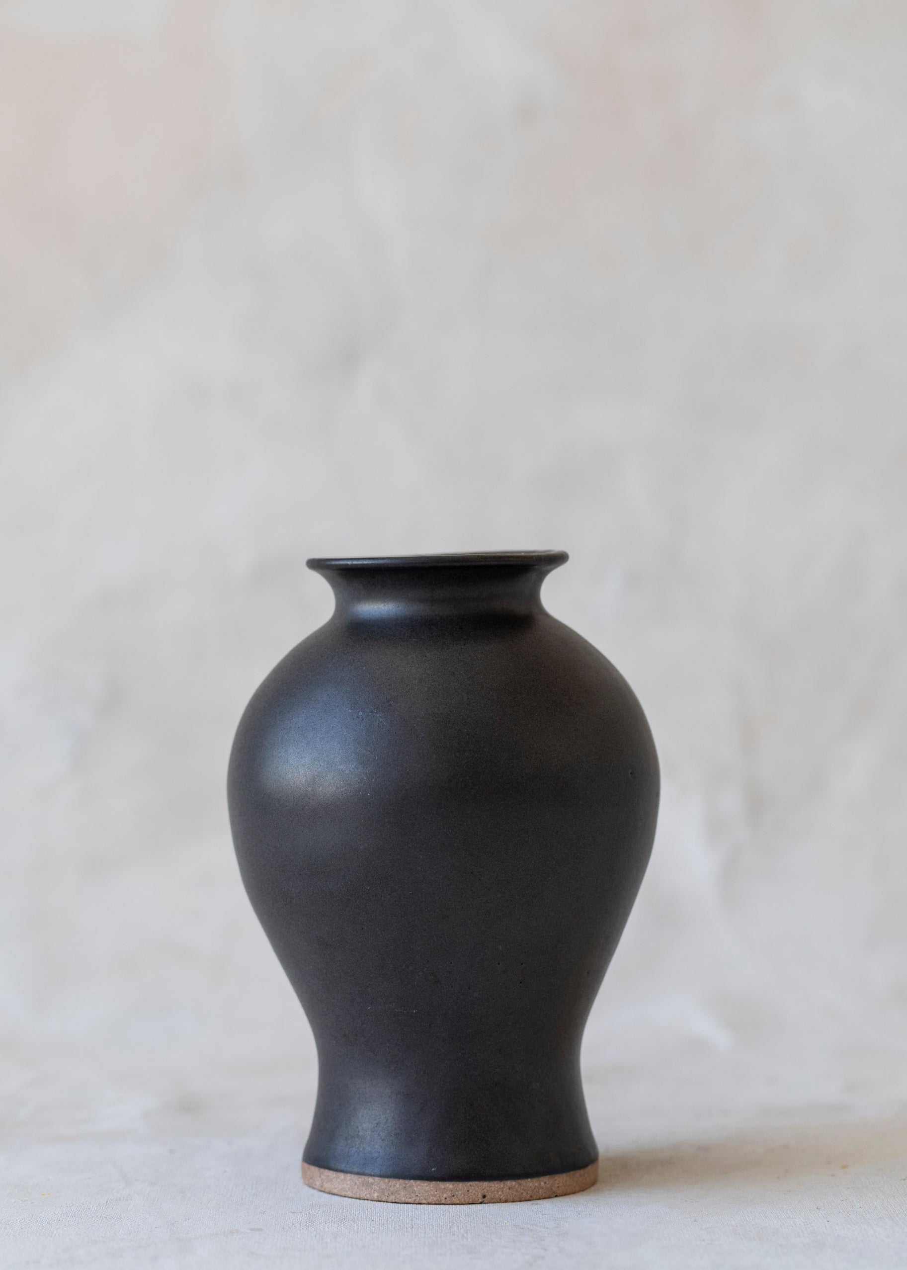 vintage_rounded_black_vase-2.jpg