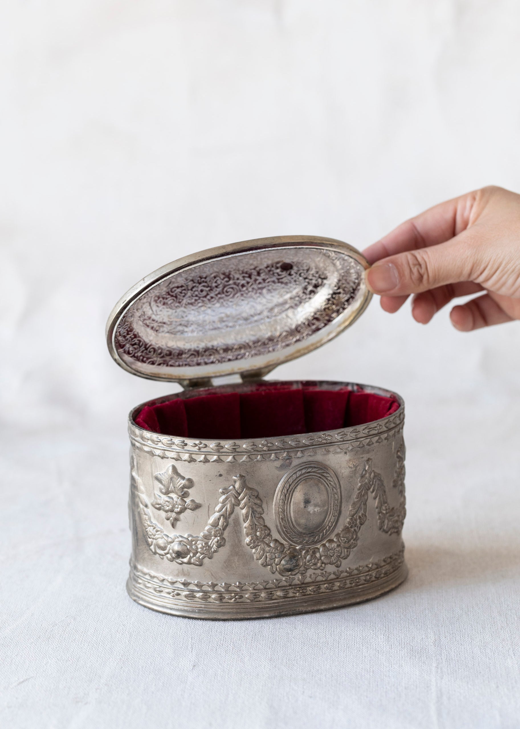 vintage_silver_oval_jewelry_box-3.jpg