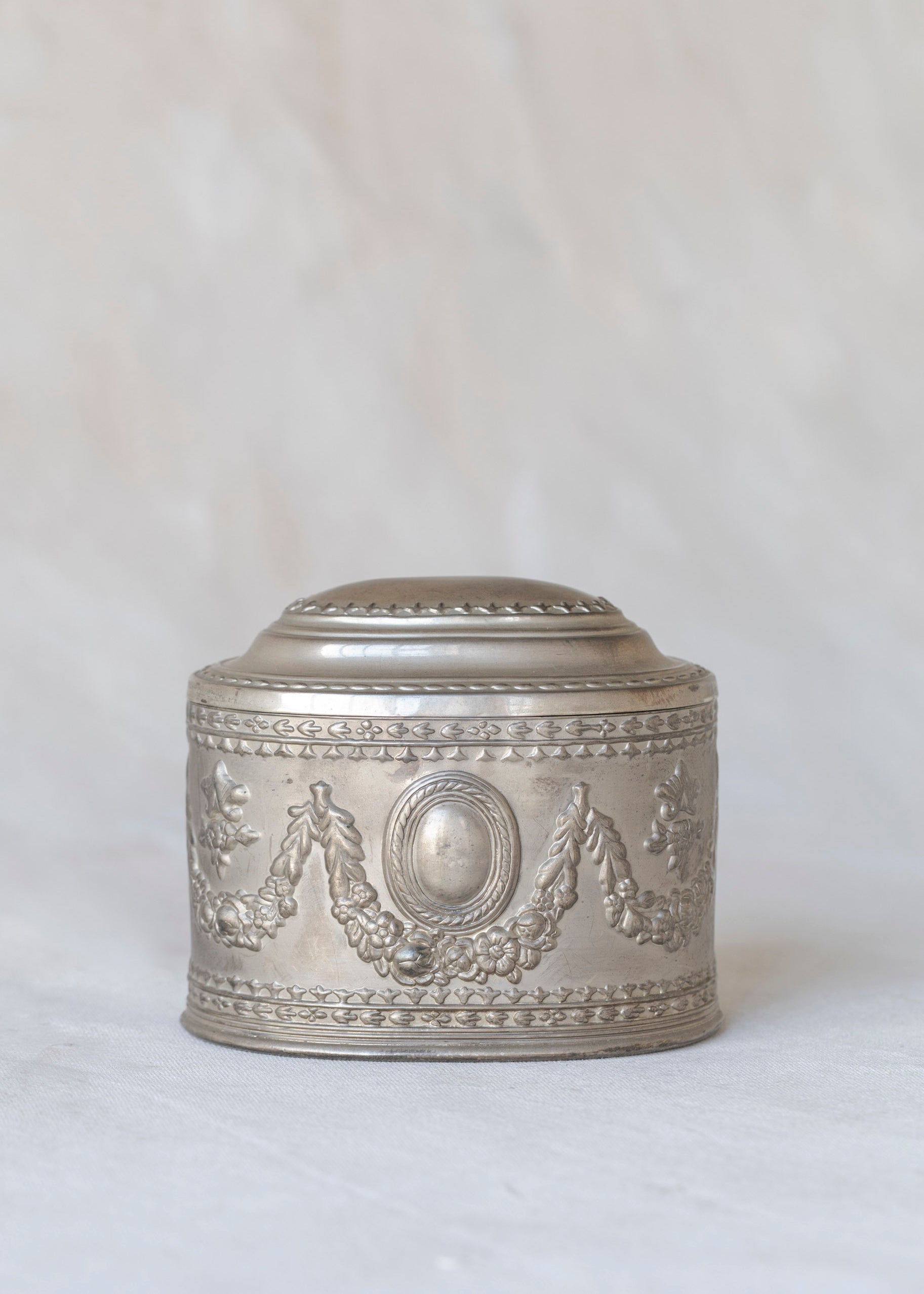 vintage_silver_oval_jewelry_box.jpg