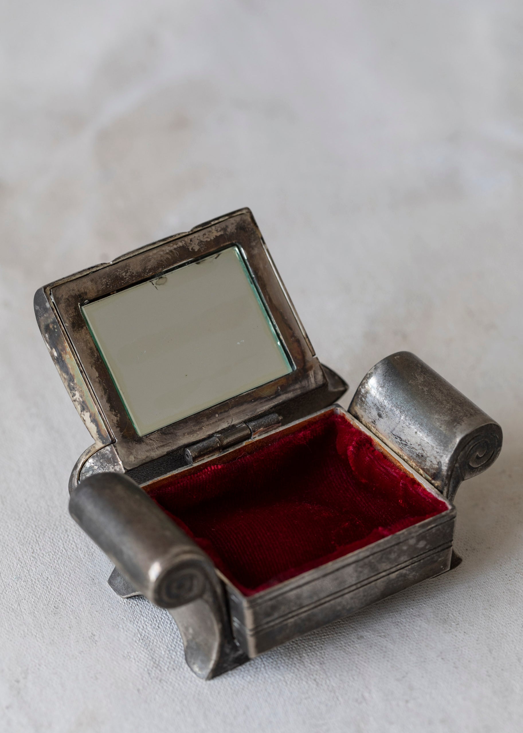 vintage_silver_sofa_jewelry_box-2.jpg