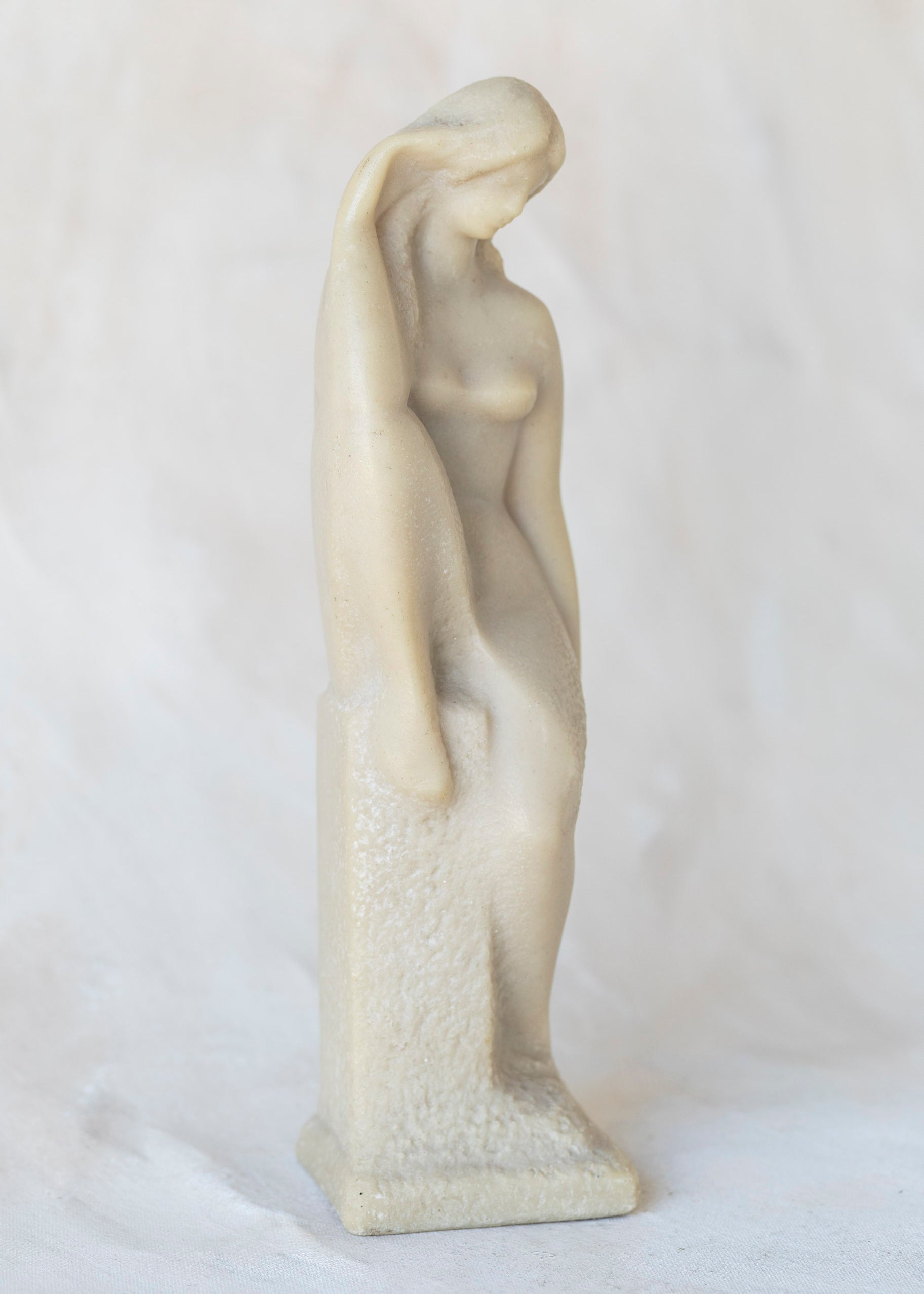 vintage_sitting_woman_figurine-3.jpg
