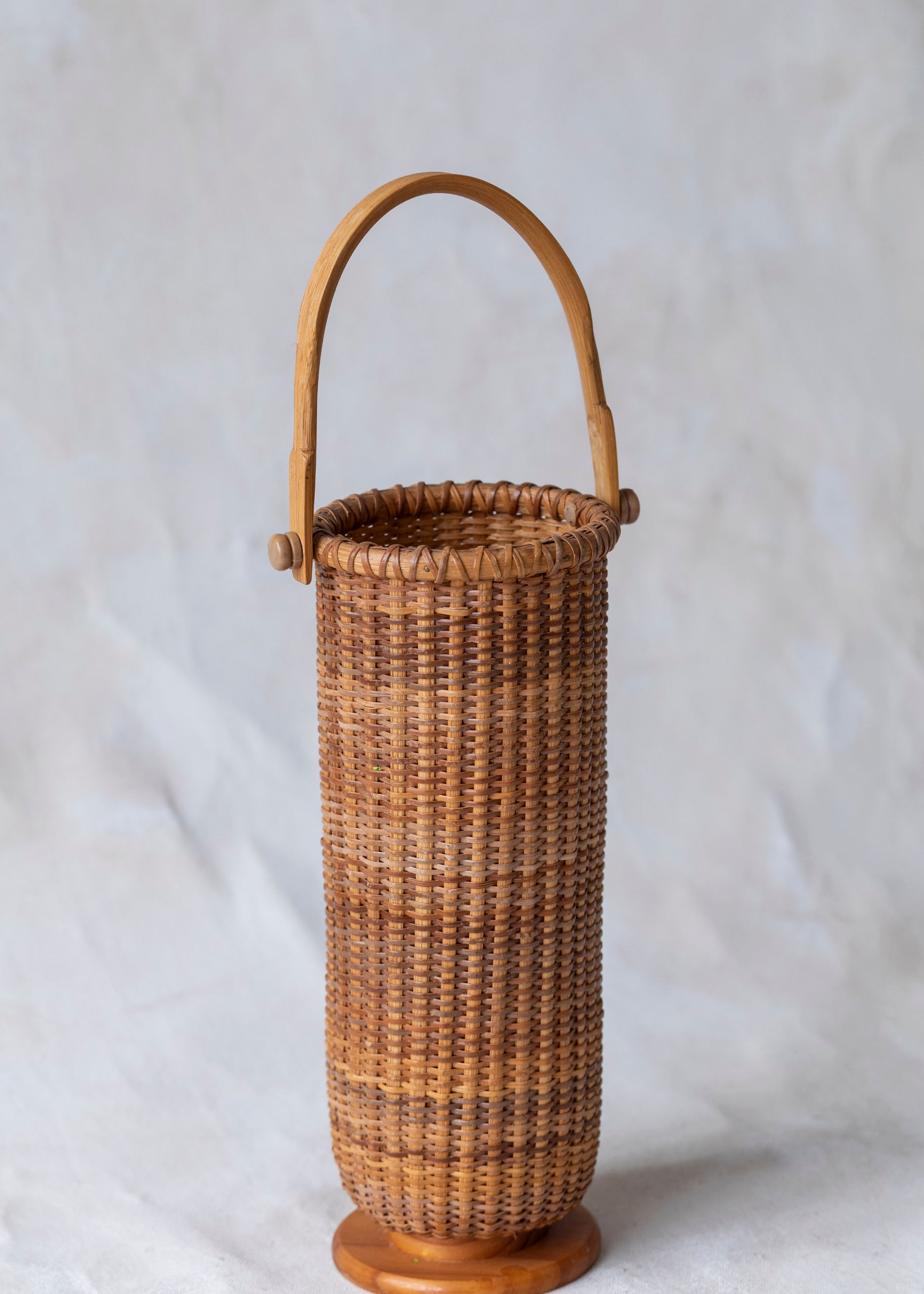 vintage_wine_bottle_basket.jpg