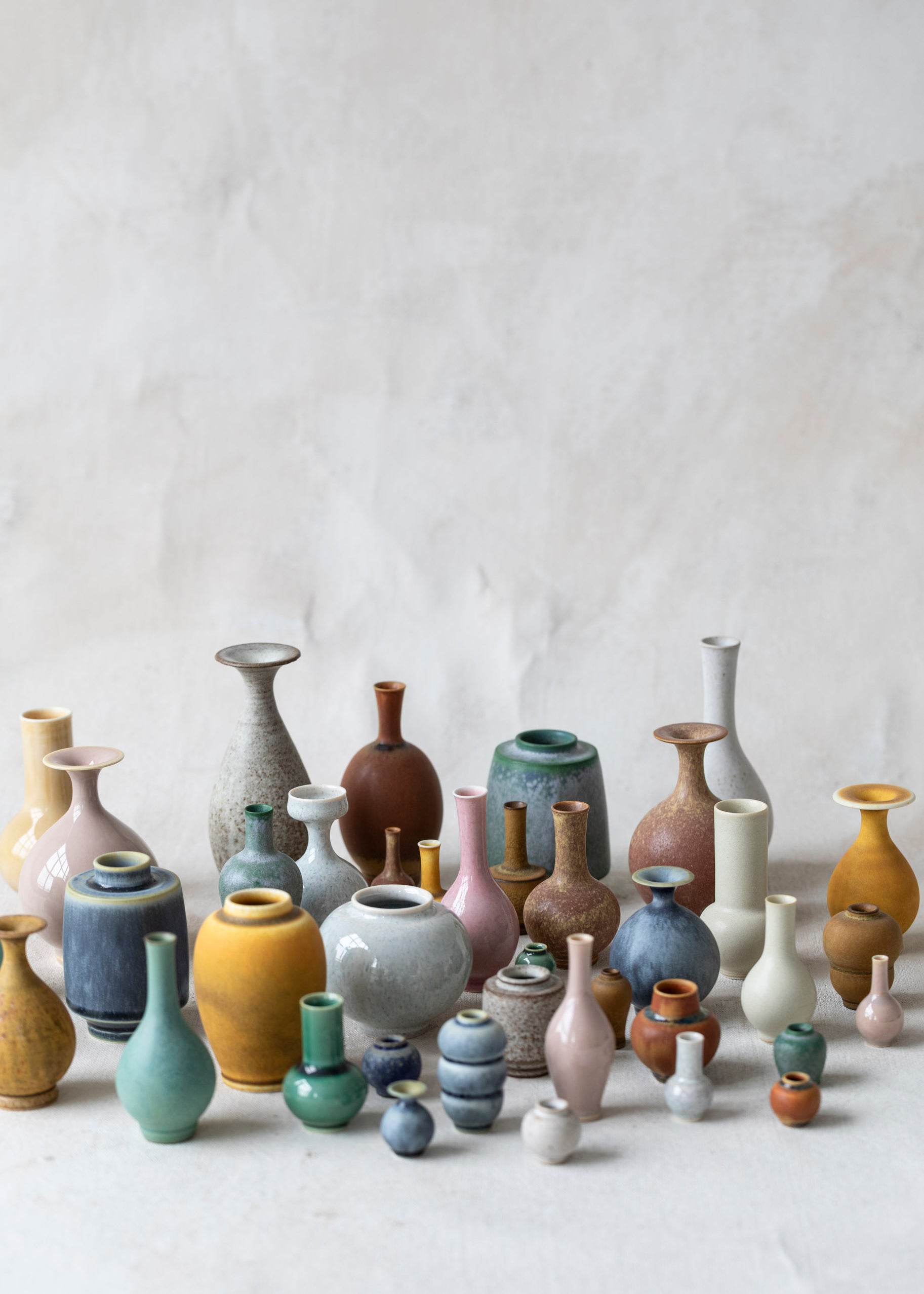 yuate_segawa_miniature_bud_vases_spring_family_photo-2.jpg