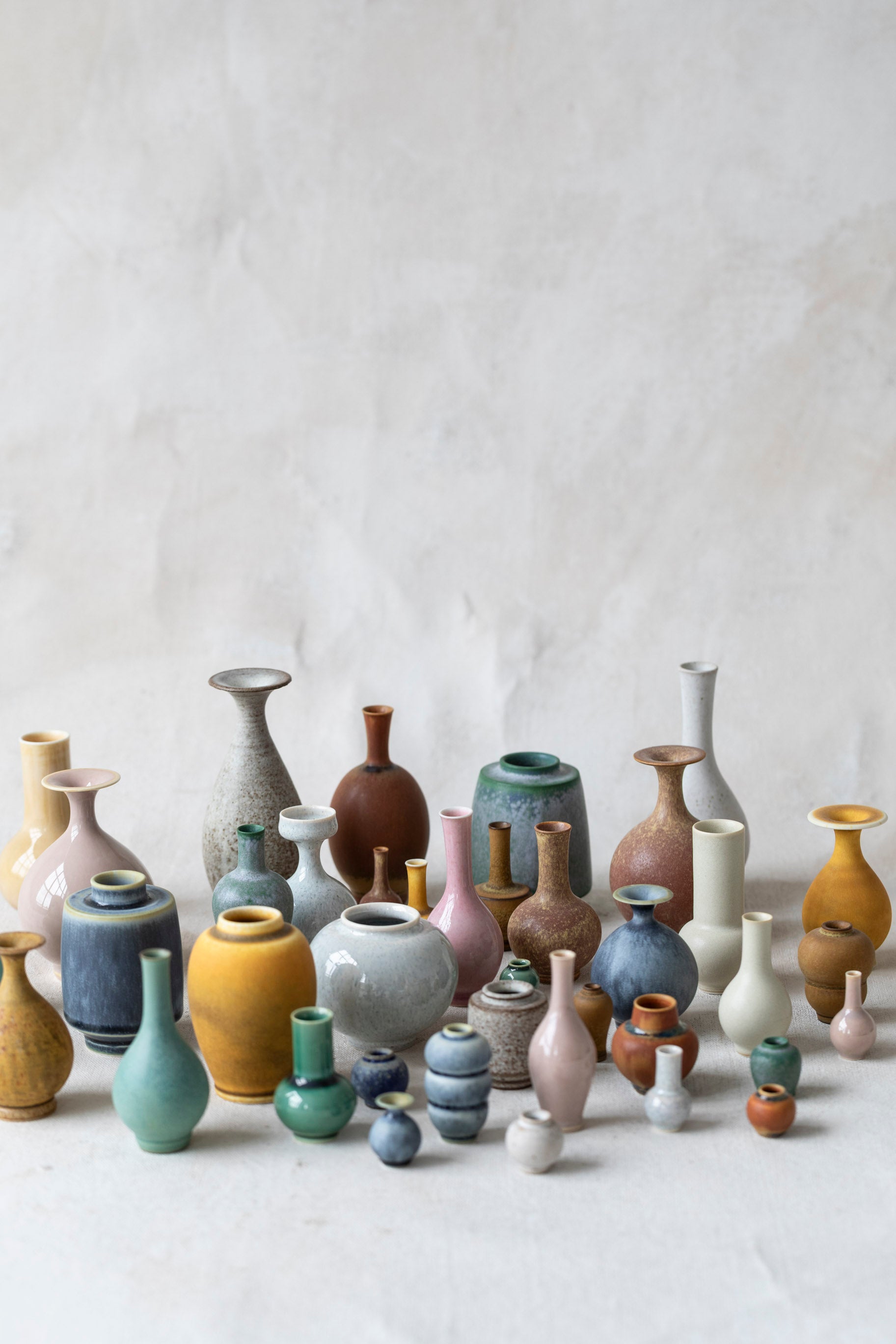 yuate_segawa_miniature_bud_vases_spring_family_photo-2.jpg